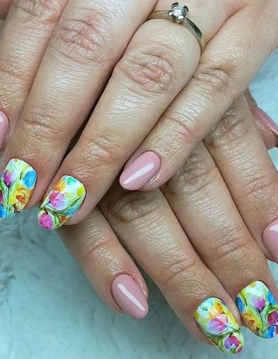manicure hybrydowy z dużym zdobieniem2